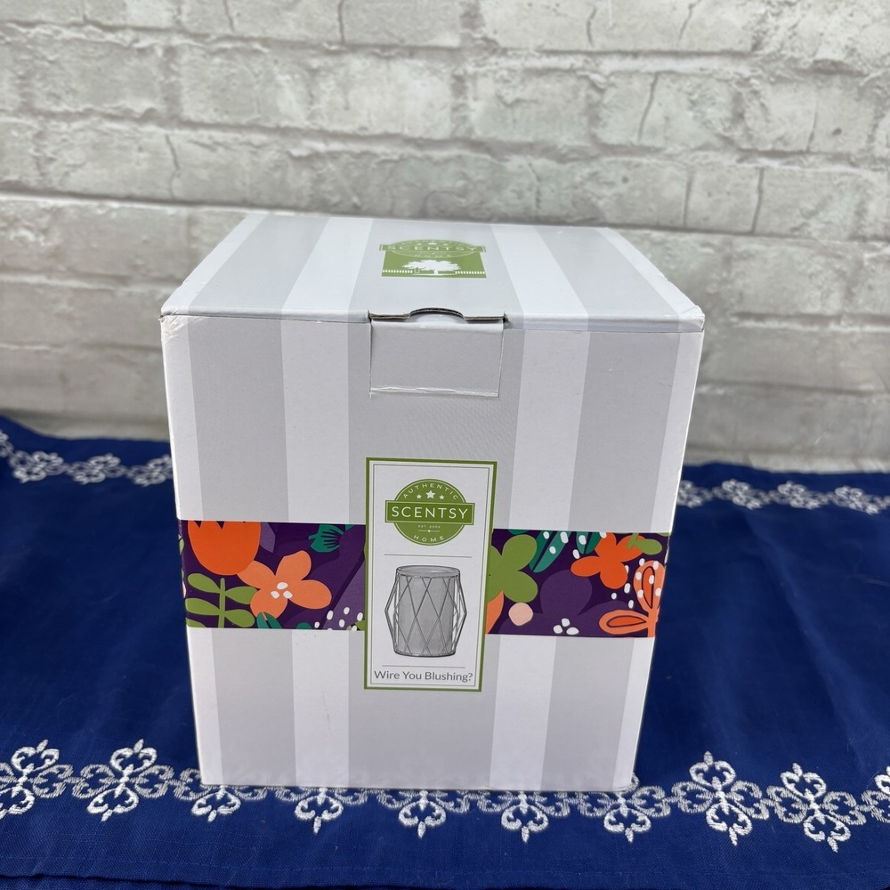 NEW Scentsy "Wire You Blushing" wax melt warmer